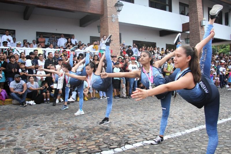 Puerto Vallarta celebró tradicional desfile cívico–deportivo