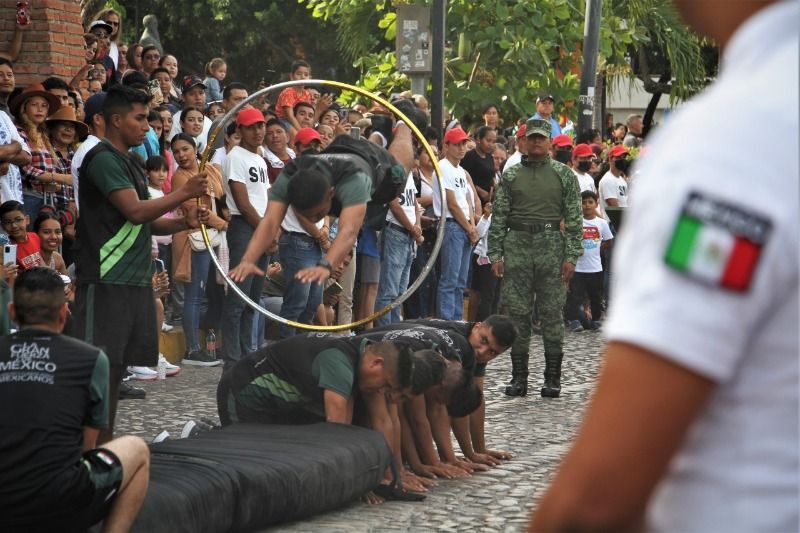 Puerto Vallarta celebró tradicional desfile cívico–deportivo