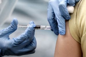 Brigadas de vacunación aplican dosis contra el Covid en escuelas