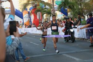 Más de 2500 corredores asistieron al Maratón Puerto Vallarta