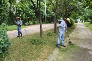 Donan material para rehabilitar parque lineal de El Pitillal