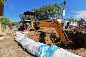 Rehabilitan líneas de agua potable en la calle Pedro Moreno