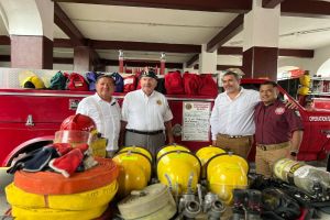 Vehículo y equipos de bomberos fueron donados a la ciudad