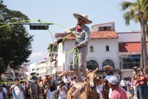 Tradicional desfile charro deleitó a vallartenses y turistas